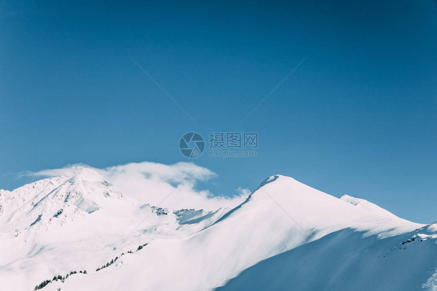美丽的风景有雪盖山峰和蓝天空图片