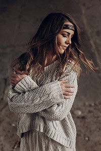穿着毛衣的吉普赛女人空气中风的情瞬间美丽的乡村时尚美图片