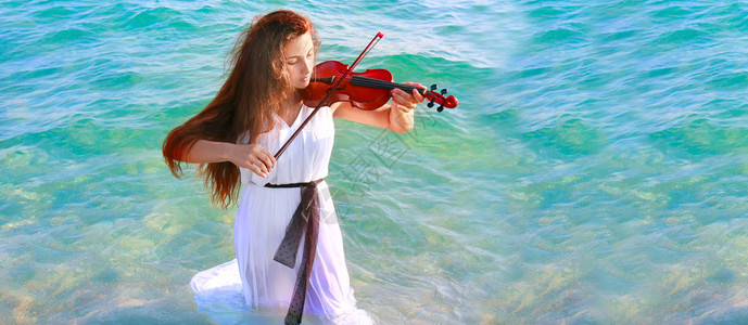 在水中拉小提琴的年轻美女图片