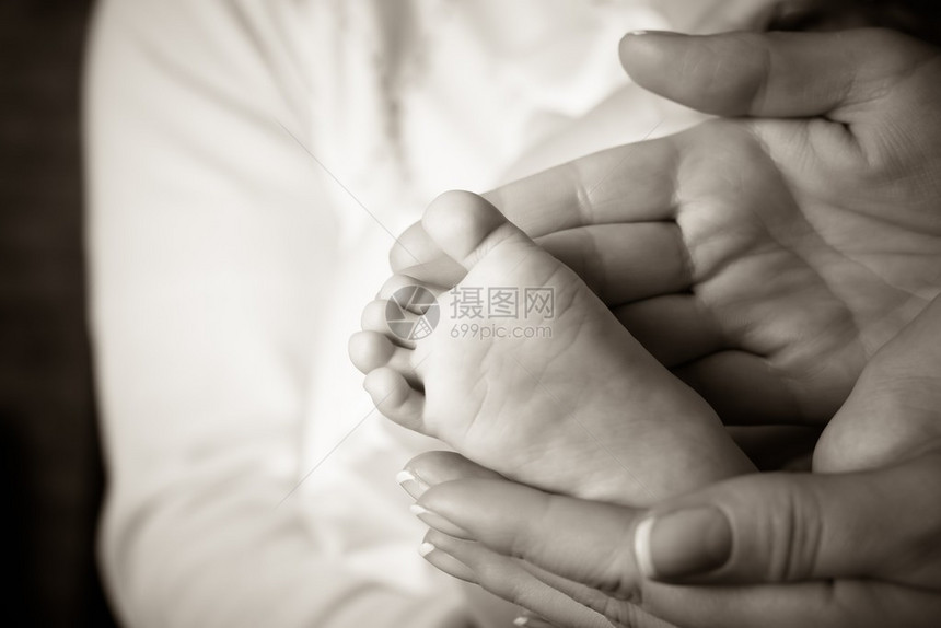 新生儿婴脚在母亲的手中图片