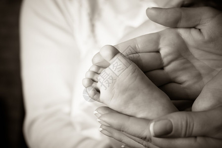 新生儿婴脚在母亲的手中图片