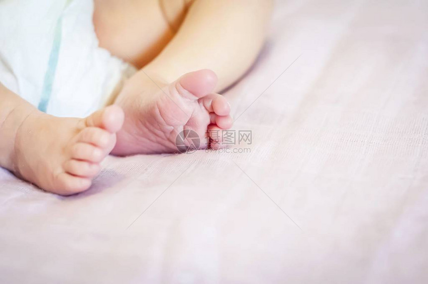 刚出生的女婴脚微小图片