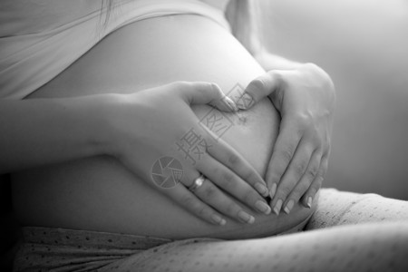 孕妇护理母亲触摸腹部的图片