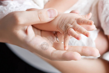 新生儿的手握着母亲的手妈图片