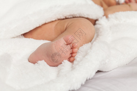 离开毯子的婴儿脚前景图片