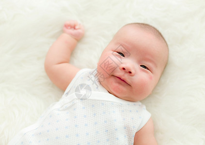 新生婴儿的微笑图片