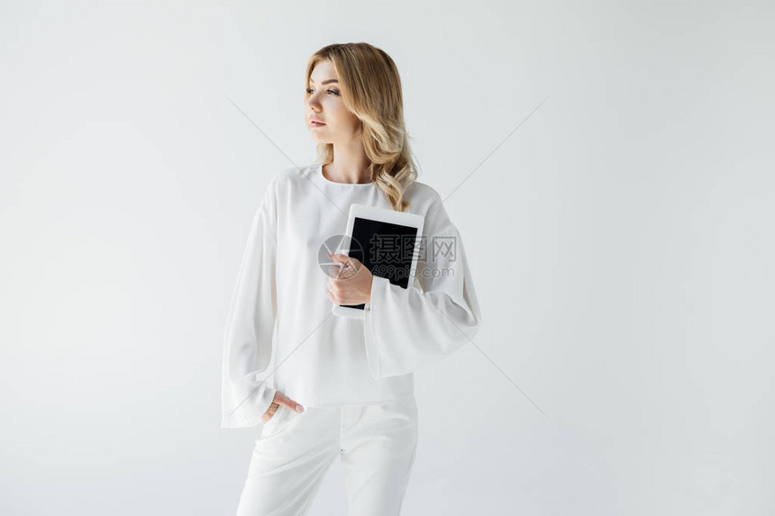 穿着白衣佩着石板的有吸引力的年轻女子在灰图片