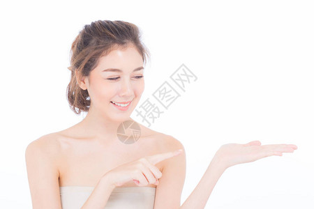 亚洲美丽的年轻女子表现出健康干净的皮肤图片
