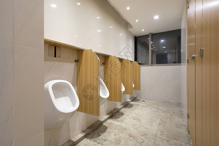 现代建筑的卫生间内部图片