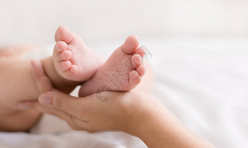 妇产的美丽概念形象小婴儿脚在母图片