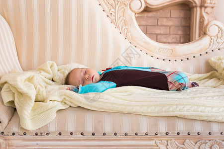 睡在沙发上的婴儿男婴图片