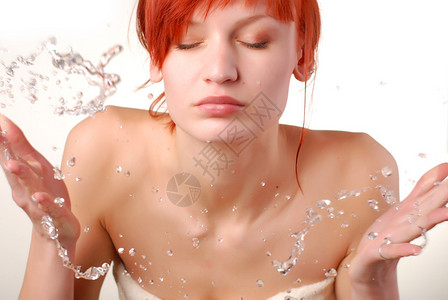美丽的年轻女子用水洗图片