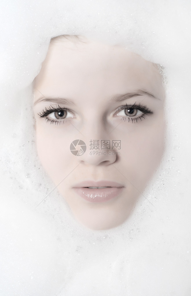 白色泡沫中美丽女人的脸图片