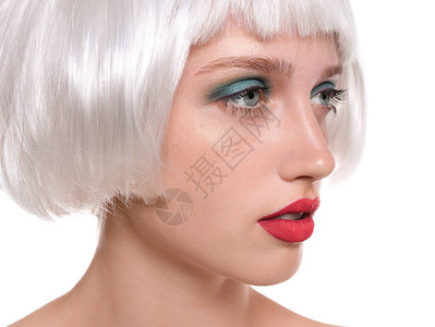 有假发和白背景专业化妆的年轻图片