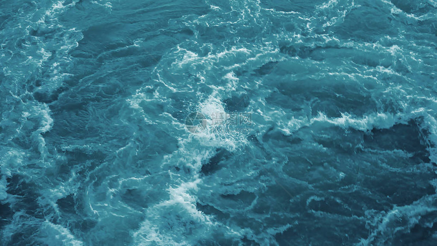 水会产生强烈的波浪图片