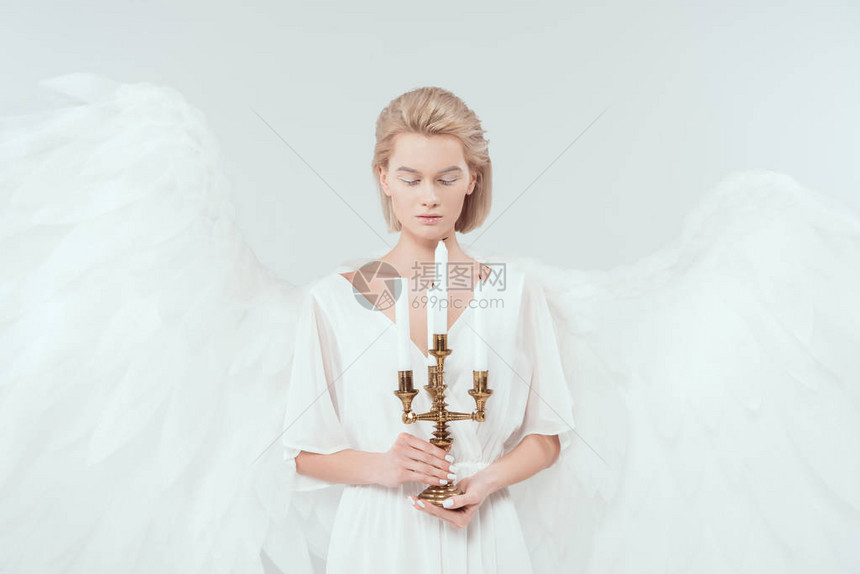 穿着天使装扮的美女双翼闭着眼睛紧握着白边隔图片