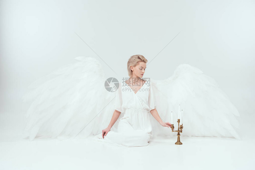身着天使装饰的美女翅膀坐在坎德勒拉布伦附近图片