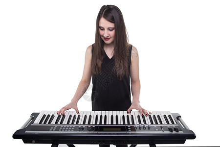 介绍钢琴素材在白色背景上玩合成器的女孩背景