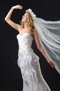 穿着婚纱跳舞的女人图片