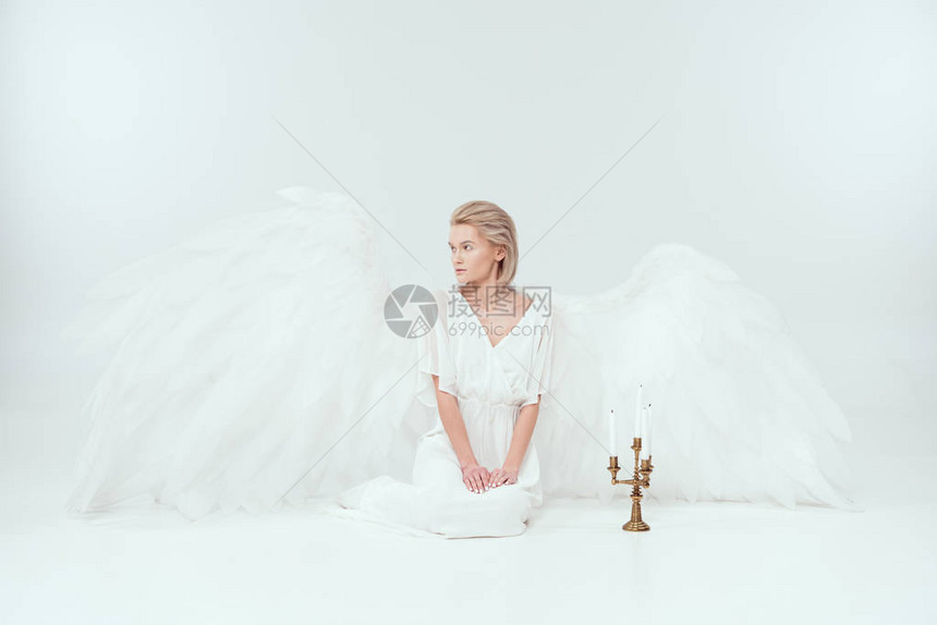 身着天使装扮的美女翅膀坐在坎德勒拉布伦附近蜡烛图片