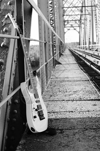 铁路轨迹和工业灰石上的黑白电吉背景图片
