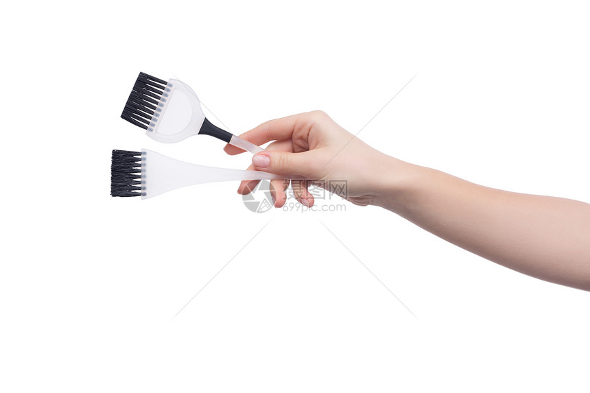 妇女用手握笔刷头发的梳子在白色图片