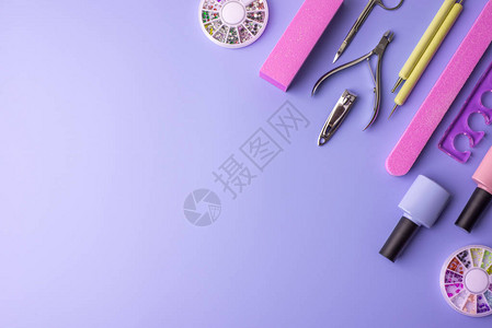 一套用于在紫色背景上修指甲和修脚的工具图片
