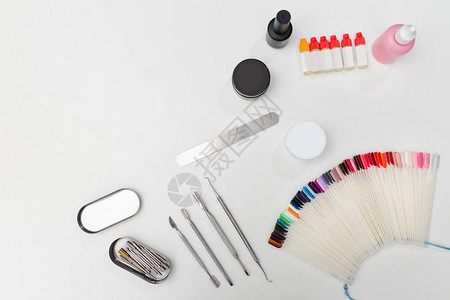 设置修指甲工具指甲锉调色板护理产品白色背图片