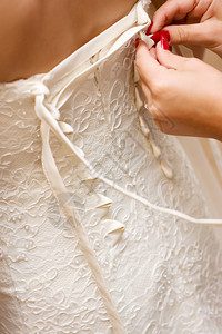 新娘穿白色蕾丝婚纱图片