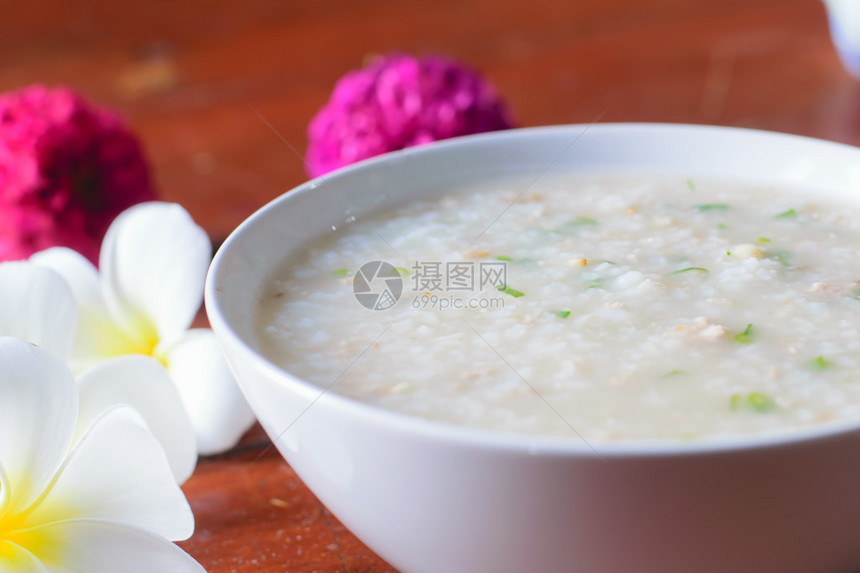 白色杯子里的泰国食物米汤图片