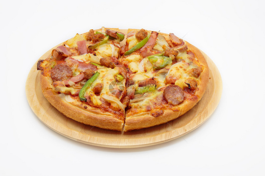 木托盘上的披萨背景为白色图片