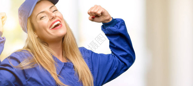 年轻水管工女子欢欣喜悦地庆祝胜利图片