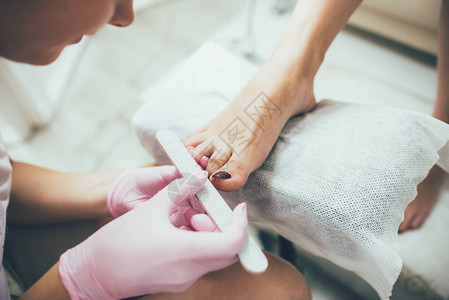 美容院女脚指甲护理的真面目的照图片