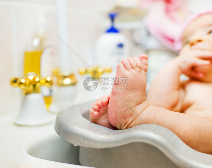 婴儿脚趾新生儿洗澡图片