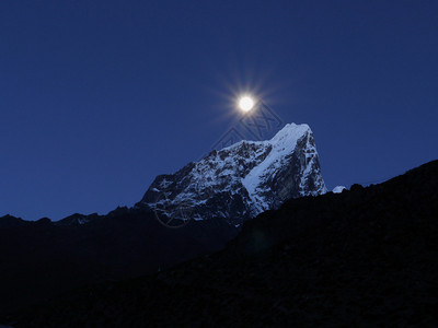 满月在喜马拉雅山上的塔波奇图片
