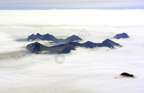 空中观察阿拉斯加卡赫马克湾海雾横渡岛图片