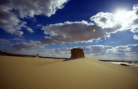 北非利比亚或埃及西部沙漠法拉夫村附近白色沙漠图片
