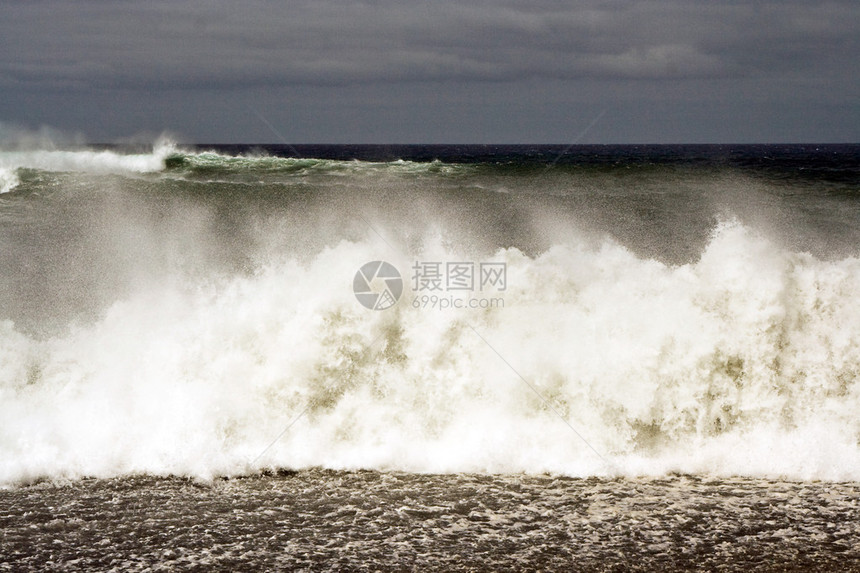 西班牙兰萨罗特岛的火山黑海滩Janubio的海滩上暴风雨中的大图片