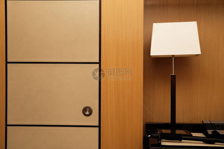 酒店房间衣柜和台灯的照片图片