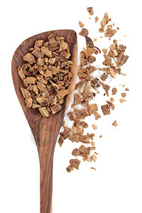 根蒂安根草药用在草药中用在木勺子上白色背景的图片