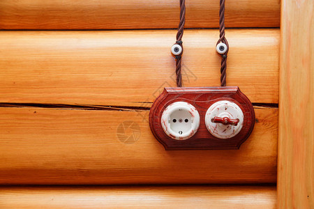 在木墙上安装电插座和变换式的电源插座图片