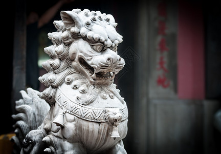 佛寺中怒脸的龙雕塑图片
