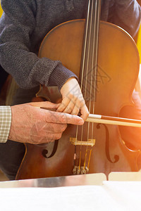 一个孩子拉大提琴的细节背景图片