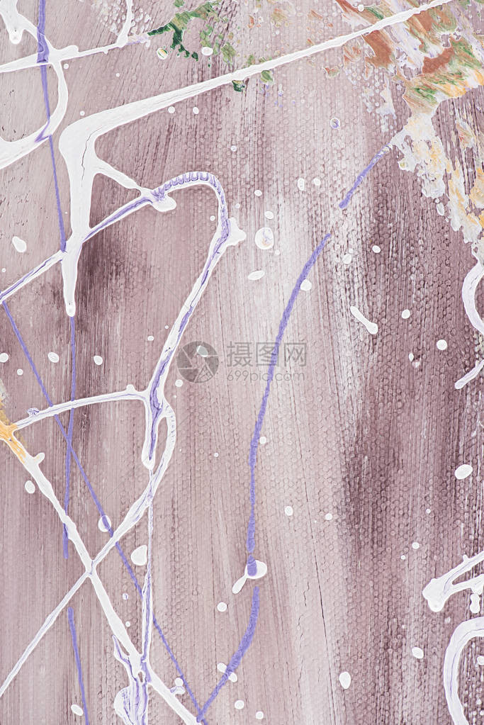 紫色背景上带有白色飞溅的油画的特写图片