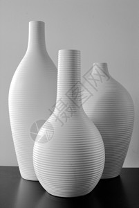 黑色台面上的白色花瓶背景图片