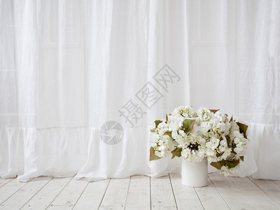 室内窗户设计白色窗帘木地板上的花瓶图片