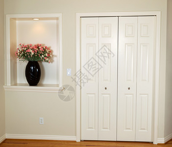 内衣前柜和有装饰花朵和灯图片
