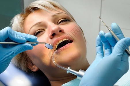 与病人一起工作的牙医牙科图片