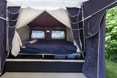 露营或用帐篷里有床垫的真床图片