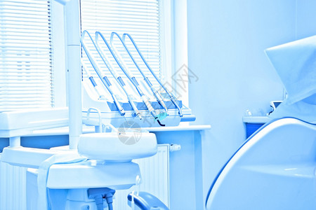 牙科诊所的专业牙医工具口腔卫生和健康概念形图片